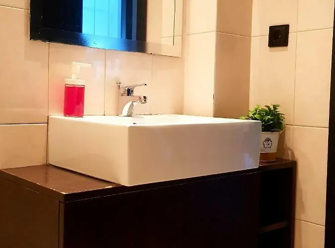 Metro Station 아파트